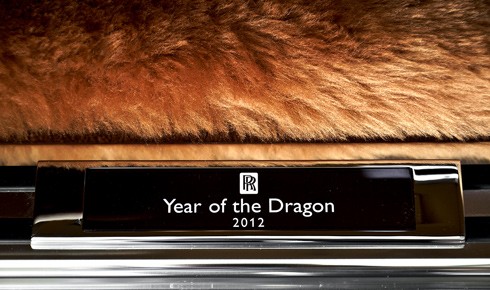 Dòng chữ "Year of the Dragon 2012" phía dưới logo trên bậc cửa.