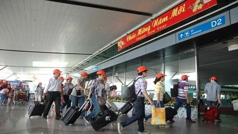 Hành khách đang chuẩn bị khởi hành đi du lịch nước ngoài tại sân bay quốc tế Tân Sơn Nhất.