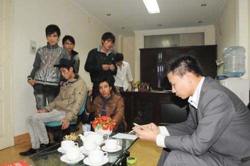 Công nhân vào tận phòng của ông Trương Xuân Đoàn - Tổng Giám đốc công ty CAVICO Xây dựng Thủy điện đòi nợ nhưng bất thành.