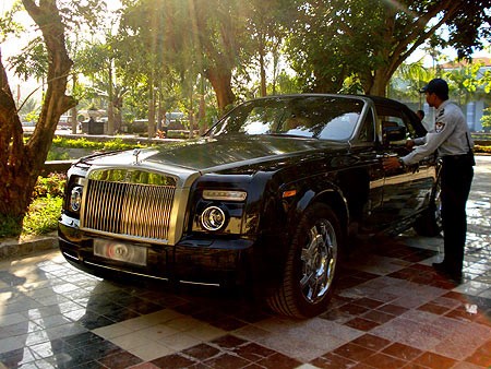 Rolls-Royce Drophead Coupe tại Nha Trang hồi tháng 7/2008. Ngoài chiếc xe của bà Diệp Bạch Dương, sự xuất hiện dòng xe Rolls-Royce Phantom tại Việt Nam gây tranh cãi nhất là của chiếc Drophead Coupe (ề Việt Nam năm 2008). Nguyên nhân bởi ngay tại thị trường lớn như Mỹ, khách hàng cũng phải chờ đến 2009 mới được nhận hàng. Giá cơ bản của Drophead Coupe vào khoảng 400.000 USD, đắt hơn Phantom. Tuy nhiên, giới thượng lưu luôn mua cao hơn giá này do yêu cầu những trang thiết bị đặc biệt.