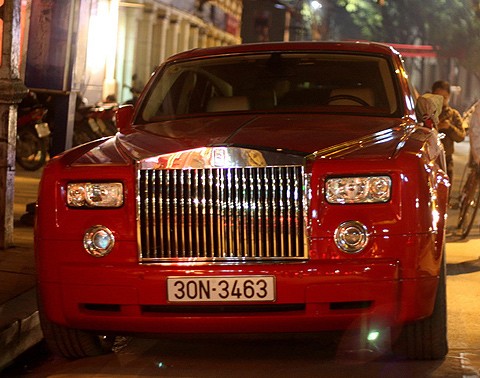 Một trong những mẫu Phantom nổi nhất trong bộ sưu tập tại Việt Nam là chiếc màu đỏ. Xe sản xuất tháng 9/2005 và nhập khẩu từ California, Mỹ. Ít khi chiếcPhantom màu đỏ chót này xuất hiện trên đường.
