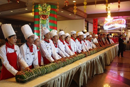 Ngày 24/1 (mồng 2 Tết), khách sạn Yasaka Saigon Nhatrang, TP.Nha Trang (Khánh Hòa) đã tổ chức gói và nấu bánh tét kỷ lục nhân dịp tết Nguyên đán 2012.