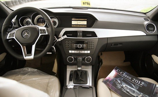 Mercedes C300 AMG được trang bị hệ thống giải trí bao gồm hệ thống âm thanh 6CD kết hợp chức năng chơi nhạc Mp3 và hỗ trợ cổng cắm AUX. Ngoài ra còn có chế độ bluethoot giúp bạn có thể đàm thoại rảnh tay. Hệ thống điều hòa không khí tự động có thể điều chỉnh được nhiệt độ khác nhau cho hai khu vực. Hàng ghế trước được điều khiển với ba chế độ lưu vị trí ghế ngồi.
