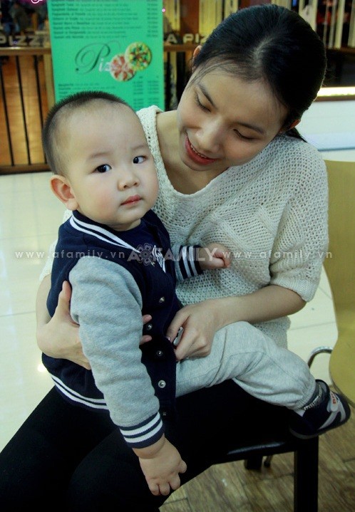 Hoa hậu Thùy Lâm và cậu con trai 18 tháng đáng yêu.