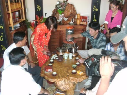 “Vua cá sấu” Cao Văn Tuấn - ông chủ Mạc Trà mời khách thưởng trà