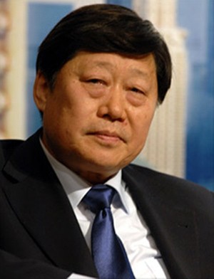2. Zhang Ruimin Chức vị: CEO của Haier Group. Tuổi: 62 Trong 15 năm qua, dưới sự lãnh đạo của Zhang Ruimin, tập đoàn Haier Group đã xâm nhập thành công vào các thị trường đồ gia dụng trên toàn thế giới và đứng trong hàng ngũ những thương hiệu đồ gia dụng cao cấp. Thành quả lớn nhất của Zhang là triết lý quản trị kết hợp giữa phong cách châu Âu và truyền thống của Trung Quốc. Từ năm 2005 đến 2011, Zhang được tạp chí Fortune Trung Quốc xếp vào danh sách những doanh nhân quyền lực nhất quốc gia này.