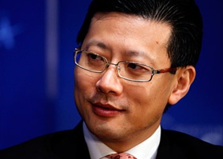 6. Neil Shen Chức vị: Nhà đồng sáng lập kiêm CEO của Sequoia Capital China. Tuổi: 42 Neil Shen được nhắc đến như một doanh nhân đặc biệt tài ba. Ông đã thành công trong việc giúp các công ty Trung Quốc IPO và niêm yết thành công tại thị trường Mỹ, trong đó có Ctrip và Home Inns. Năm 1999, Shen cùng Liang Jianzhang lập ra trang web du lịch trực tuyến Ctrip. Ông cũng là nhà đồng sáng lập Home Inns và là nhà đầu tư cá nhân lớn nhất vào Focus Media và E-House China. Ngay cả khi khủng hoảng tài chính toàn cầu đang diễn ra, Shen vẫn tỏ ra lạc quan, tin tưởng vào giới doanh nhân Trung Quốc và đầu tư vào nhiều công ty có triển vọng tăng trưởng cao.