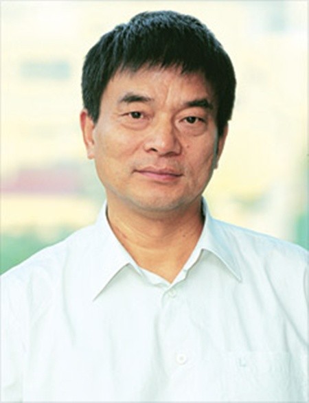 9. Liu Yonghao Chức vị: Chủ tịch of New Hope Group. Tuổi: 60 Liu Yonghao là doanh nhân nổi tiếng nhất Trung Quốc vào những năm 1990. Ông khởi nghiệp với công việc kinh doanh thức ăn chăn nuôi. 20 năm sau, ông mua cổ phần tại ngân hàng Minsheng Bank và đầu tư vào nhiều ngành khác nhau, từ bất động sản cho đến hóa chất. Tuy nhiên, ông Liu Yonghao coi nông nghiệp như ngành mũi nhọn cho Trung Quốc