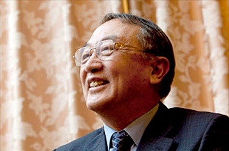 1. Liu Chuanzhi Chức vị: Chủ tịch tập đoàn Legend Holdings. Tuổi: 67 Năm 1984, Liu Chuanzhi sáng lập tập đoàn Lenovo để sau đó biến nó thành một trong những nhà sản xuất máy tính lớn nhất trên thế giới. Đây cũng là một trong những thành viên đầu tiên của Trung Quốc đại lục xuất hiện trong danh sách Fortune Global 500. Trước khi bước sang tuổi 60, ông chọn người kế nhiệm Lenovo của mình là Yang Yuanqing, để tập trung hơn trong việc phát triển công ty mẹ Legend Group trở thành tập đoàn đa ngành hoạt động trong các lĩnh vực như hàng điện tử, dịch vụ công nghệ thông tin, quản trị rủi ro, bất động sản và đầu tư tư nhân