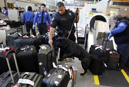 Kiểm tra hành lý tại sân bay Los Angeles.