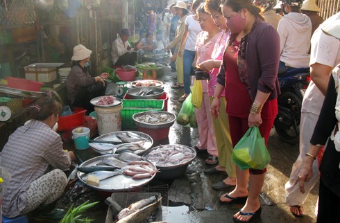 Cá lóc là mặt hàng chủ lực ở các chợ sáng nay. Tờ mờ sáng, người mua vây kín các sạp bán cá để chọn được con vừa ý nhất làm lễ cúng thần tài.