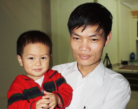 Kỹ sư Lê Văn Tạch cùng con trai. Ảnh: Minh Tùng.
