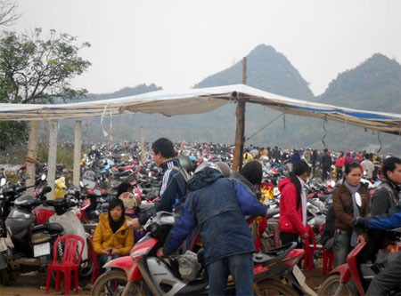 Dễ kiếm tiền, nhiều bãi xe tự phát mọc lên vô tội vạ quanh các đền chùa mùa lễ hội.
