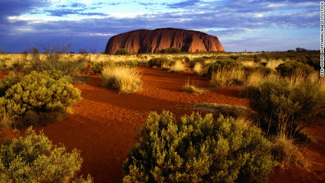 1. Uluru, Australia Uluru (hay còn gọi là đá Ayers) là một tảng đá khổng lồ được hình thành trong công viên quốc gia Kata Tjutu, miền trung Australia. Uluru là khối đá có thể thay đổi màu sắc theo ánh nắng mặt trời. Không còn gì tuyệt vời hơn khi tận mắt chiêm ngưỡng cảnh hoàng hôn ở Uluru. Tảng đá thuộc về người Anangu và là một biểu tượng độc đáo của thổ dân Australia. Uluru được Unesco là một di sản thế giới vào năm 1979.