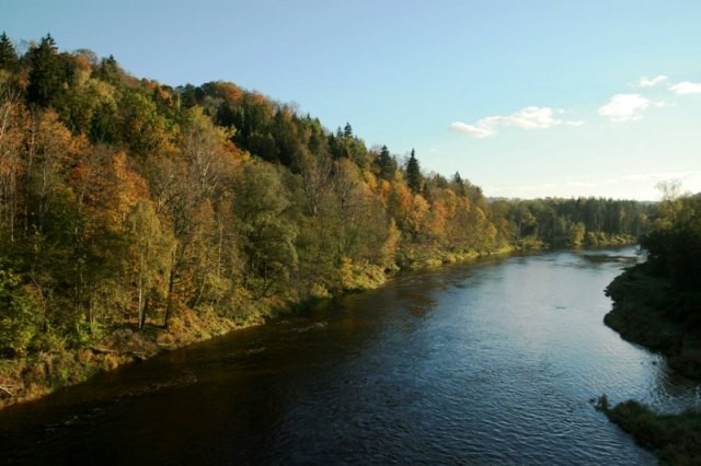 10. Thung lũng Gauja, Latvia Thung lũng Gauja nằm bên bờ con sông đẹp nhất Latvia, sông Gauja, thuộc Vườn quốc gia Gauja. Thung lũng Gauja đầy bí ẩn với thiên nhiên hoang sơ sẽ là điểm đến hấp dẫn dành cho những du khách thích khám phá.