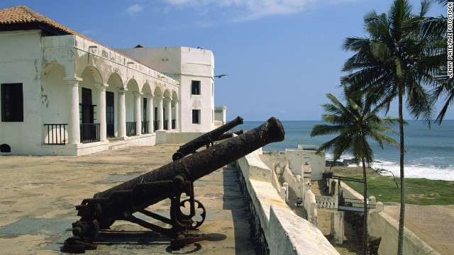 4. Lâu đài Elmina, Ghana Elmina được biết đến là “lâu đài nô lệ” nổi tiếng nhất thế giới. Lâu đài này cũng từng được dùng làm nơi phòng thủ chủ yếu của Bồ Đào Nha vào thế kỷ thứ 15 và cho tới ngày hôm nay lâu đài này vẫn còn được giữ nguyên hiện trạng ban đầu mà không có bất kỳ sự thay đổi nào.