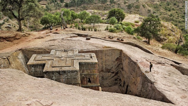 5. Lalibela, Ethiopia Thành phố Lalibela được biết đến là thành phố của những giáo đường được xây dựng trong lòng đất vào thế kỷ 12 và 13. Nơi đây vẫn còn tồn tại nguyên vẹn 11 nhà thờ được dựng hoàn toàn trong nham thạch của thế núi. Các nhà thờ này đã được Unesco công nhận là di sản thế giới vào năm 1978.
