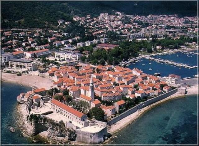 7. Budva, Montenegro Đến với Budva, du khách sẽ được thưởng ngoạn một bầu không khí trong lành với thiên nhiên hoang sơ, bãi biển xinh đẹp và một thành phố đã 2500 tuổi nhưng vẫn còn khá nguyên vẹn.