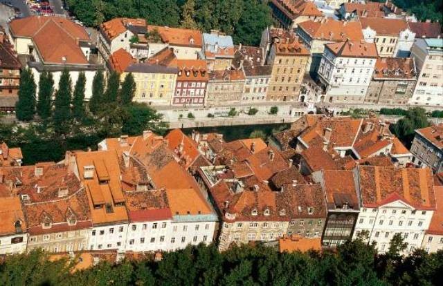 9. Ljubljana, Slovenia Ljubljana được biết đến là một thủ đô yên bình của đất nước Slovenia xinh đẹp. Ljubljana sẽ làm du khách mãn nhãn với những lâu đài lộng lẫy, nhà thờ đẹp như trong tranh vẽ cùng với những cây cầu đi bộ nổi tiếng nối hai bờ sông Ljubljanica và rất nhiều hoạt động văn hóa diễn ra trên đường phố.
