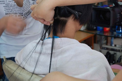 Việc nối tóc không hoàn toàn an toàn như nhiều người nghĩ. Ảnh: Bích Hằng