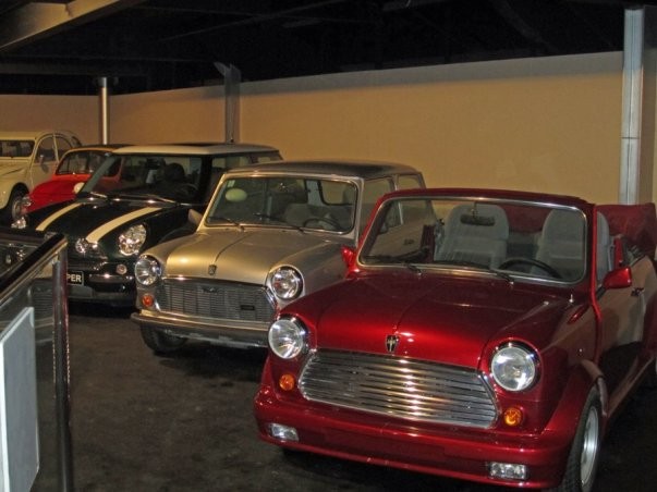 Tỉ phú Sheikh Hamad Bin Hamdan Al Nahyan đã bắt đầu sưu tập xe từ những chiếc Mini Cooper.