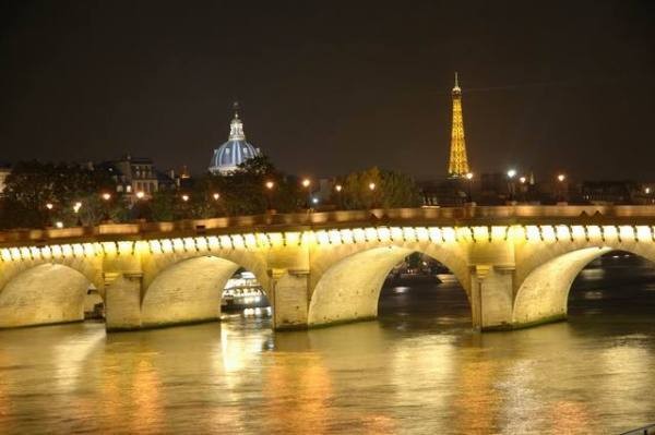 Paris nổi tiếng là thành phố lãng mạn bậc nhất thế giới với những khung cảnh thơ mộng nhưng cũng không kém phần lộng lẫy. Bên cạnh những tên gọi mỹ miều như “kinh đô ánh sáng”, “thủ đô thời trang”,…Paris còn là thành phố của Tình yêu.