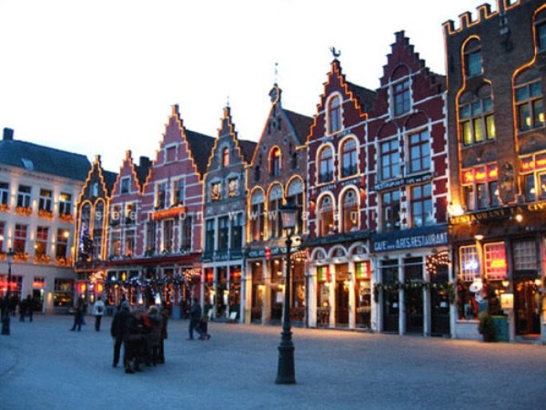 Tại Bruges, cứ vài mét đi bộ, du khách lại bắt gặp một của hàng kẹo với đầy socola đủ mùi vị, kiểu dáng và kích thước. Những nhà máy sản xuất socola, cửa hàng, bảo tàng socola đều lằm trong lịch trình thăm quan thành phố xinh xắn này.