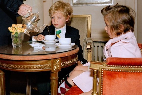 Trẻ em Pháp ngồi ngoan ngoãn trên bàn ăn