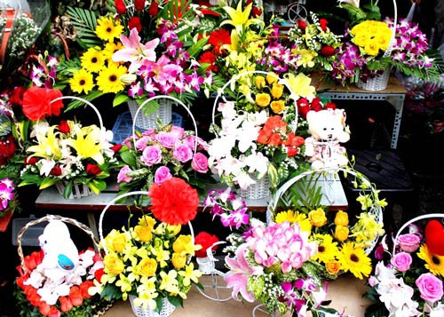 Bên cạnh hoa hồng, giá các loại hoa khác cũng tăng nhẹ vì đang vào mùa lễ tình nhân. Chợ hoa thời gian này cũng rộn ràng hơn hẳn mọi khi, nhất là sau khoảng 7 giờ tối, chợ dường như kín cả lối đi.