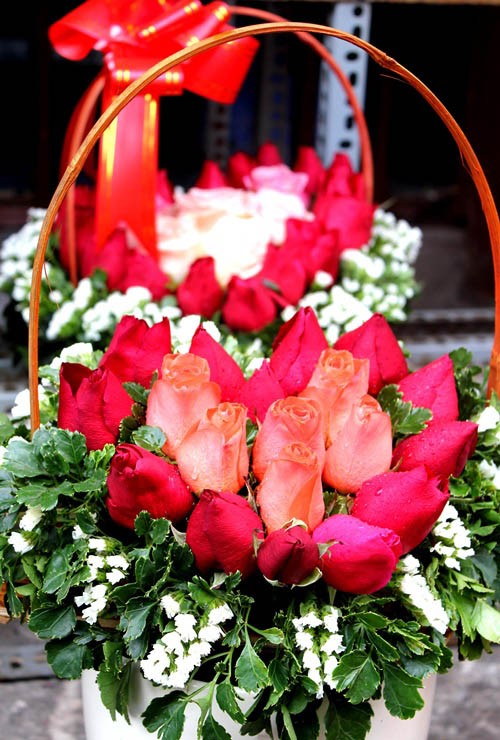 Vào mỗi mùa Valentine, hoa hồng được chọn mua nhiều nhất vì đây là biểu tượng của tình yêu. Theo các tiểu thương ở chợ hoa Hồ Thị Kỷ, TP.HCM, ngay từ ngày 13/2 đã có khá đông để mua hoa và các giỏ hoa để tặng cho nửa kia của mình nhân dịp Lễ Tình nhân.