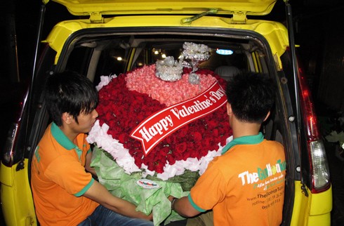 Lẵng hoa 2 người ôm không xuể này đã tới tay người nhận ở Nhơn Trạch, Đồng Nai. Ảnh: N.P.