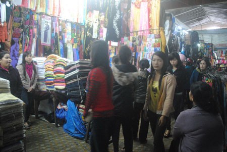 .Lượng lớn du khách đến tham quan và mua sắm ở chợ Đông Ba mỗi ngày là “miếng mồi” béo bở của đạo chích và những tiểu thương hám lợi.