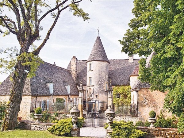 2. Dordogne, Pháp. Giá bán: 2,096 triệu bảng Căn nhà tráng lệ này được chủ nhân của nó xây dựng từ thế kỷ 15 dành tặng cho vợ mình. Bên trong ngôi nhà là cầu thang hình xoắn ốc, lò sưởi, những bức tường bằng đá, một hầm rượu và 3 phòng ngủ tiện nghi. Ngoài ra còn có một hồ nước hình trái tim.