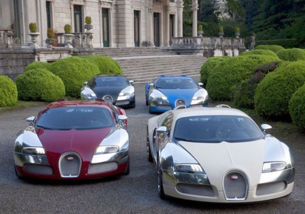 Là một siêu xe hàng đầu thế giới, nhưng dây chuyền lắp ráp của Bugatti Veyron tại Pháp chỉ được phụ trách bởi 25 người, và gần như không có sự xuất hiện của máy móc cũng như robot. Tất cả các công đoạn đều được làm thủ công.