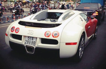 Bugatti Veyron mới nhập và thông quan tại Sài Gòn. Ảnh: Autonet