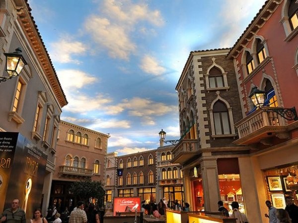 6. Grand Canal Shoppes (Mỹ) Tọa lạc ở Las Vegas (Mỹ), Grand Canal Shoppes là một trong những trung tâm thương mại độc đáo nhất thế giới với kiến trúc được mô tả theo khung cảnh thành phố Venice (Ý) xinh đẹp.