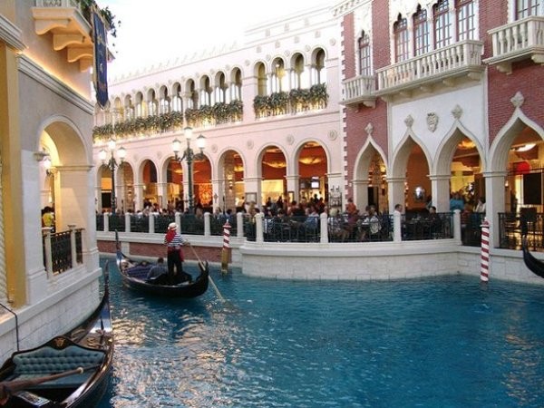 Để mua sắm được ở đây, du khách cần leo lên chiếc thuyền gondola, dưới sự hướng dẫn của các lái chèo thân thiện.