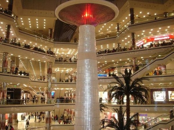 7. Istanbul Cevahir (Thổ Nhĩ Kỳ) Nằm ở Istanbul (Thổ Nhĩ Kỳ), Cevahir là trung tâm mua sắm lớn nhất châu Âu và lớn thứ sáu trên thế giới. Bên trong Cevahir có 343 cửa hàng, 50 nhà hàng, 12 rạp chiếu bóng, sàn chơi bowling, tàu lượn siêu tốc…