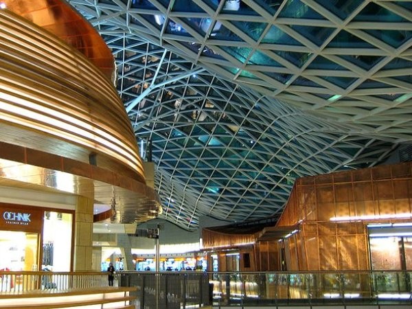 Điểm đặc biệt của khu mua sắm này là kiến trúc độc đáo của nó với trần nhà được bao phủ bởi những tấm kính trong suốt. Được khai trương từ năm 2007 đến nay Zlote Tarasy đã trở thành nơi tiêu tiền của hàng triệu người trên thế giới.