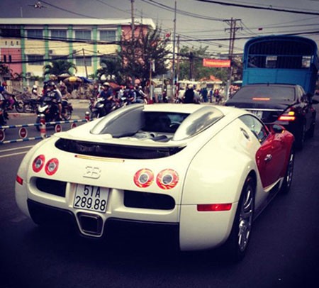 Siêu xe Bugatti trên đường phố Sài Gòn đang gây xôn xao dư luận.