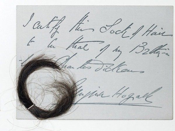 Một lọn tóc của tiểu thuyết gia người Anh Chales Dickens, tác giả Oliver Twist được bán với giá 3.120 bảng Anh năm 2005.