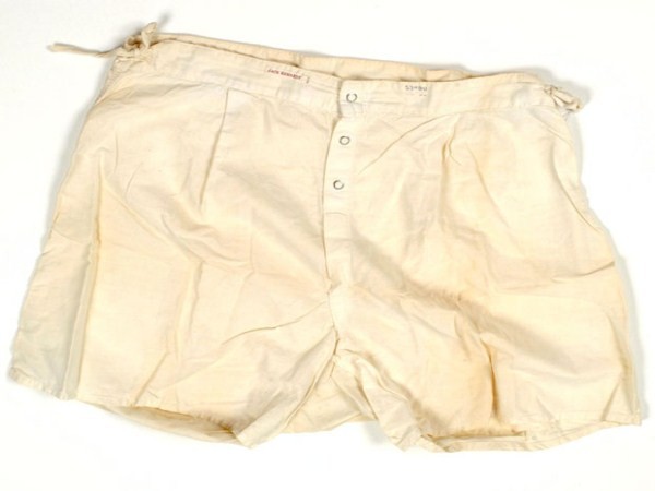 Chiếc quần sóc dành cho lực lượng hải quân Mỹ trong Chiến tranh Thế giới thứ 2 của cố tổng thống John Kenedy. Chiếc quần còn được khâu một nhãn có ghi Jack Kenedy. Nó được bán với giá 5.000 USD năm 2003.