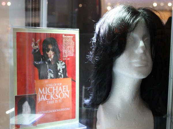 Bộ tóc giả mà Vua nhạc Pop Michael Jackson từng đội. Năm 2011, nó có giá 72.000 USD.
