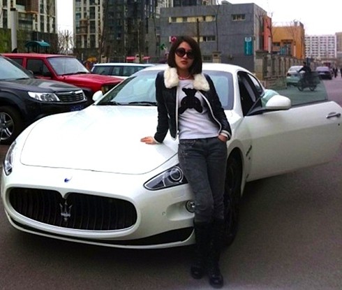 Meimei lôi chiếc Maserati trắng ra chưng diện.