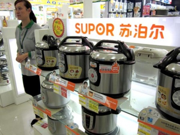 Một nhân viên đang tiếp thị sản phẩm Supor