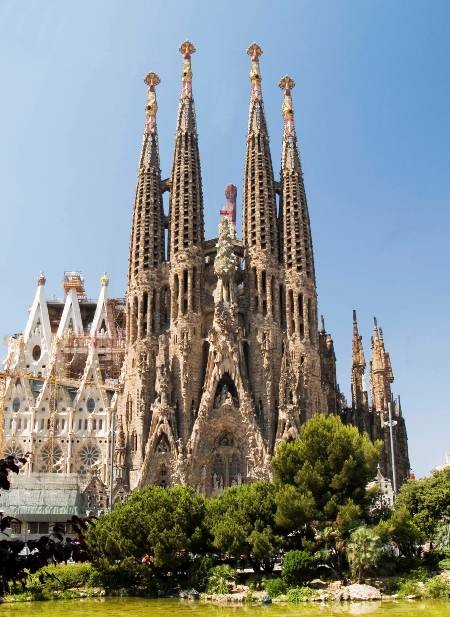 1. Nhà Thờ Sagrada Familia (Barcelona, Tây Ban Nha) Kiến trúc sư Antoni Gaudí đã dành hơn 40 năm của cuộc đời mình để xây dựng nên một thánh đường lộng lẫy, thánh đường Sagrada Familia. Nhà thờ được bắt đầu xây dựng từ năm 1883 và cho tới giờ… vẫn chưa xây xong. Sau khi Gaudi qua đời, công trình vẫn được tiếp tục hoàn thiện mặc dù ông không để lại bản vẽ chi tiết. Dự kiến vào khoảng giữa năm 2017-2026, công trình vĩ đại này mới có thể hoàn thành.