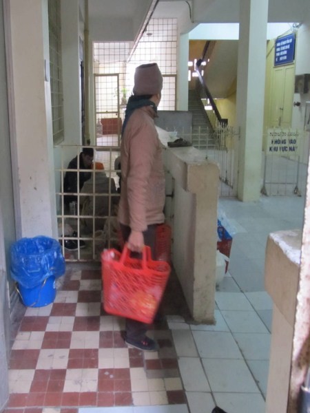 Chỉ đi 1 vòng quanh các phòng bệnh, người phụ nữ này đã bán hết được 2 làn hoa quả.