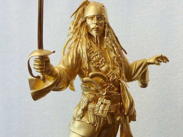 Tượng Jack Sparrow Nhân vật thuyền trưởng Jack Sparrow huyền thoại trong bộ phim “Tên cướp biển vùng Caribe” đã được mang đúc thành tượng bằng vàng 24k nguyên chất, cao 26 cm, có trọng lượng là 1.800 gram . Điều đáng nói hơn cả là trên thế giới chỉ tồn tại 3 bức tượng vàng như thế. Giá của mỗi bức tượng vào khoảng 467.000 USD. Đây quả là một món quà vô cùng ý nghĩa dành cho những người hâm mộ nhân vật nổi tiếng này.