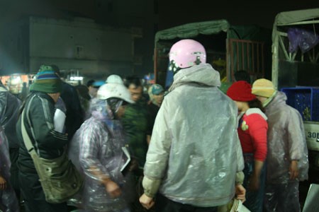 Những lái buôn tập trung chờ lấy hàng tại chợ cá Yên Sở.