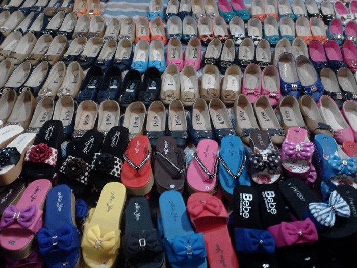 Giày "made in Trung Quốc" tại đây chỉ từ 40.000 - 80.000 đồng/đôi. Bạn Yến, Mễ Trì cho biết: “Mình cũng biết dép ở đây không tốt nhưng giá rẻ. So với một đôi đắt tiền ngoài shop có giá vài trăm nghìn, mua ở đây sẽ được thay đổi mẫu mã thường xuyên”.